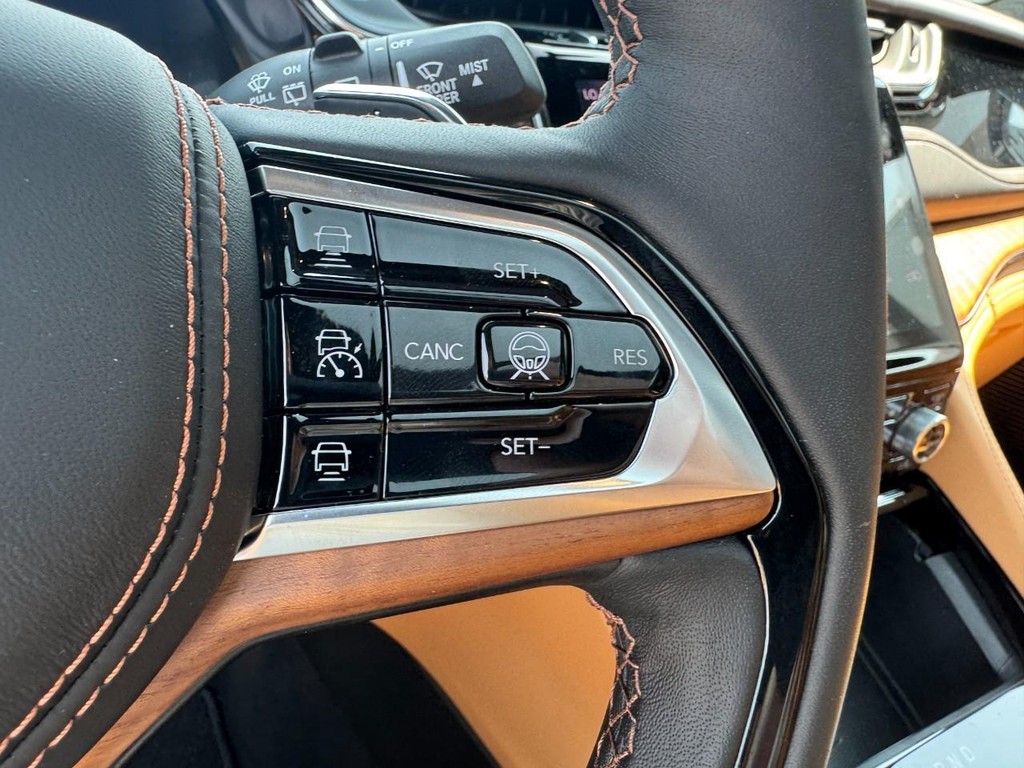 Jeep Grand Cherokee Vehicle Full-screen Gallery Image 13