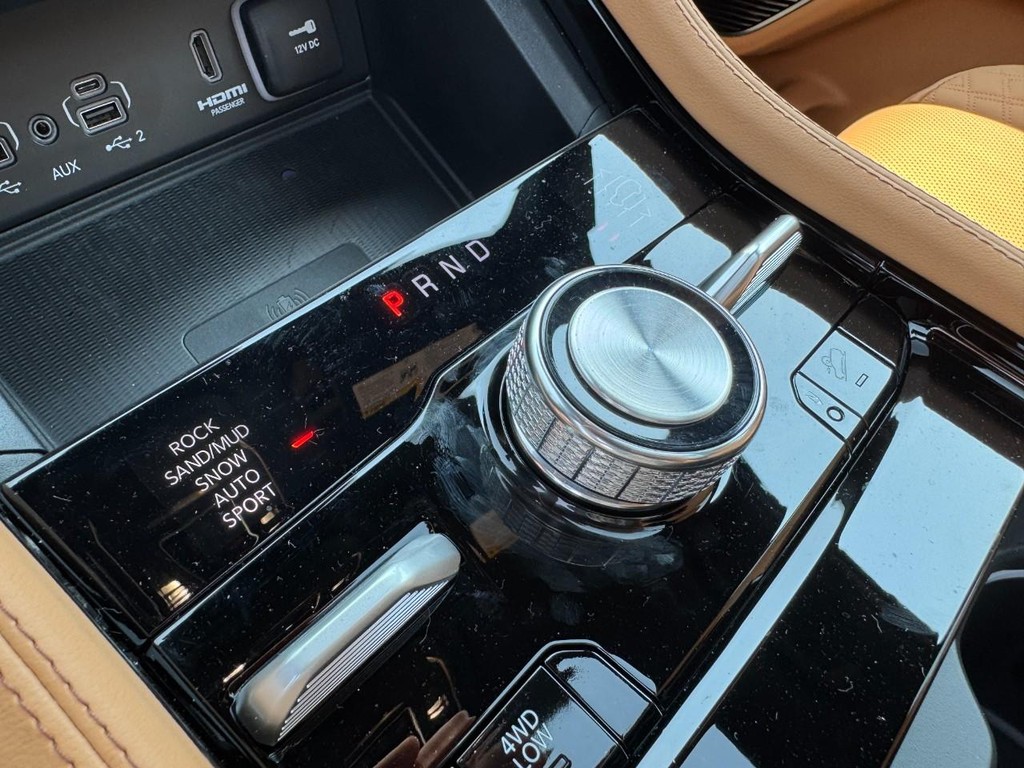 Jeep Grand Cherokee Vehicle Full-screen Gallery Image 14