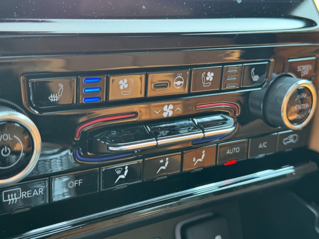 Jeep Grand Cherokee Vehicle Full-screen Gallery Image 16