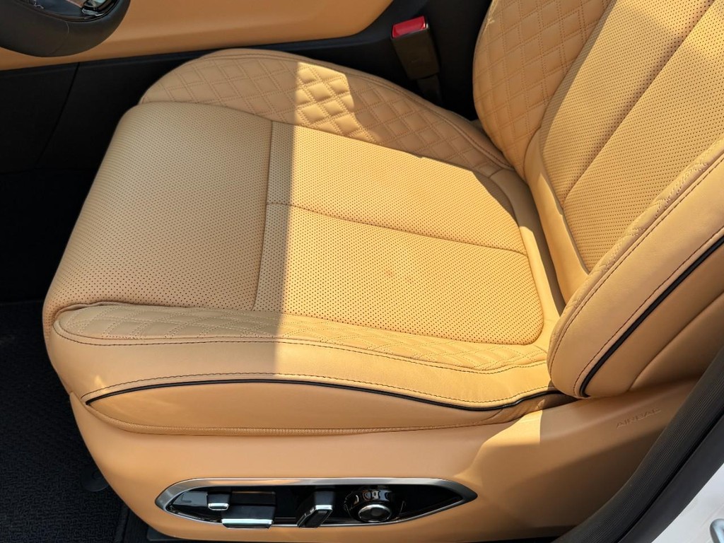 Jeep Grand Cherokee Vehicle Full-screen Gallery Image 19