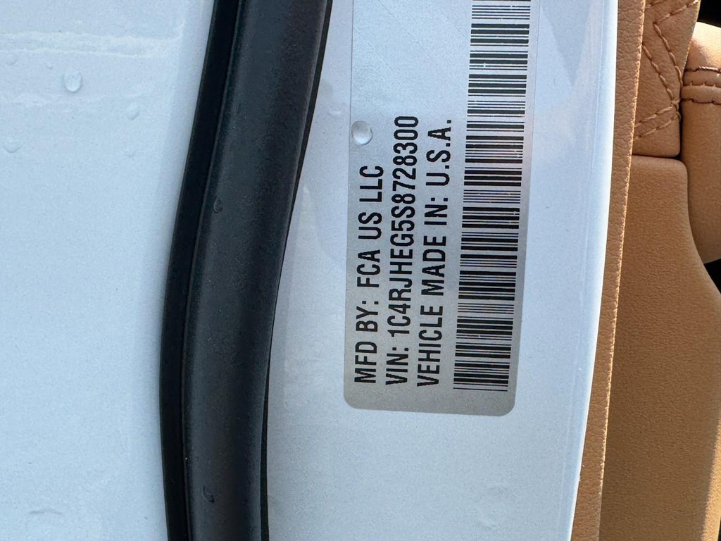 Jeep Grand Cherokee Vehicle Full-screen Gallery Image 20