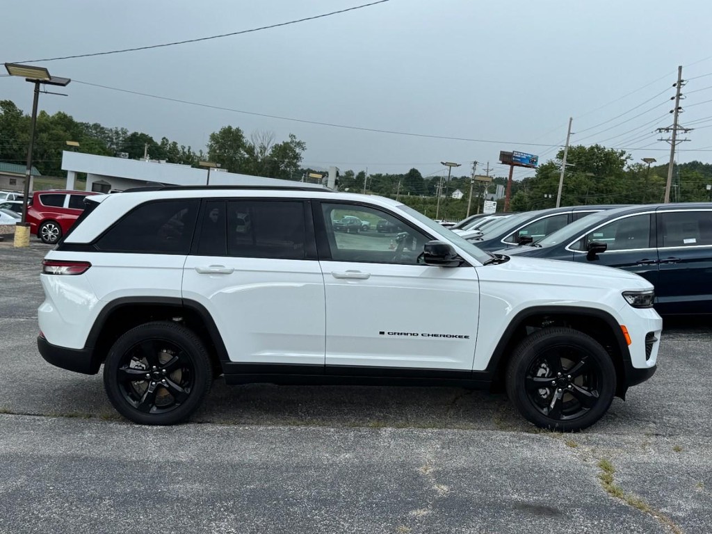 Jeep Grand Cherokee Vehicle Full-screen Gallery Image 02