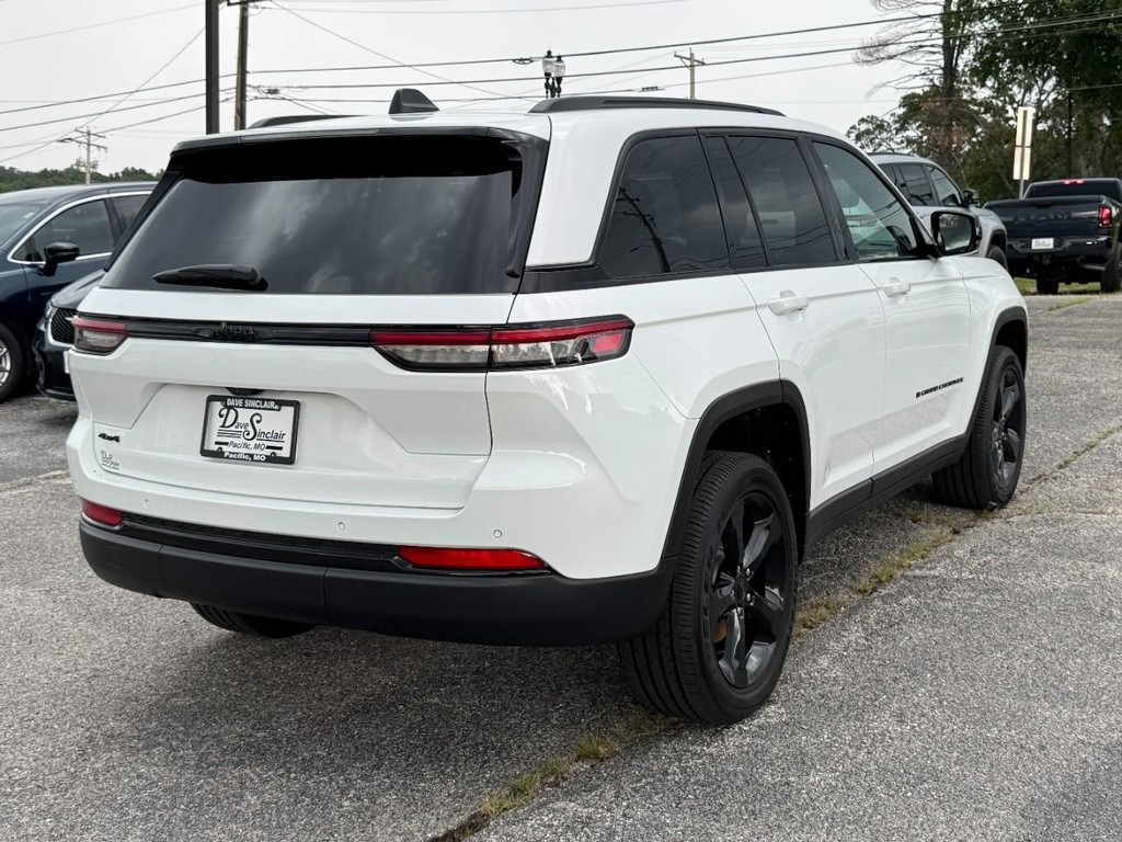 Jeep Grand Cherokee Vehicle Full-screen Gallery Image 03