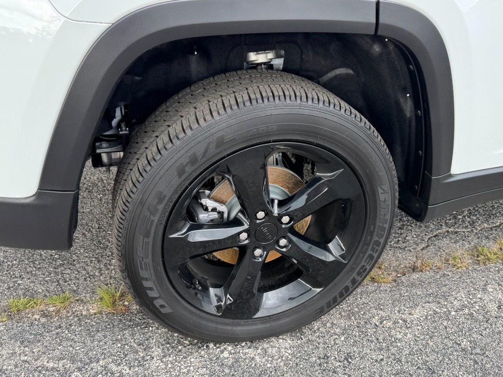 Jeep Grand Cherokee Vehicle Full-screen Gallery Image 04