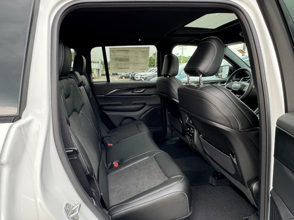 Jeep Grand Cherokee Vehicle Full-screen Gallery Image 05