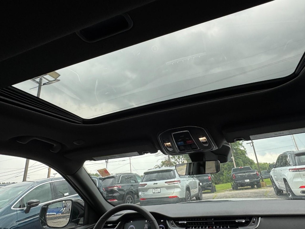 Jeep Grand Cherokee Vehicle Full-screen Gallery Image 06