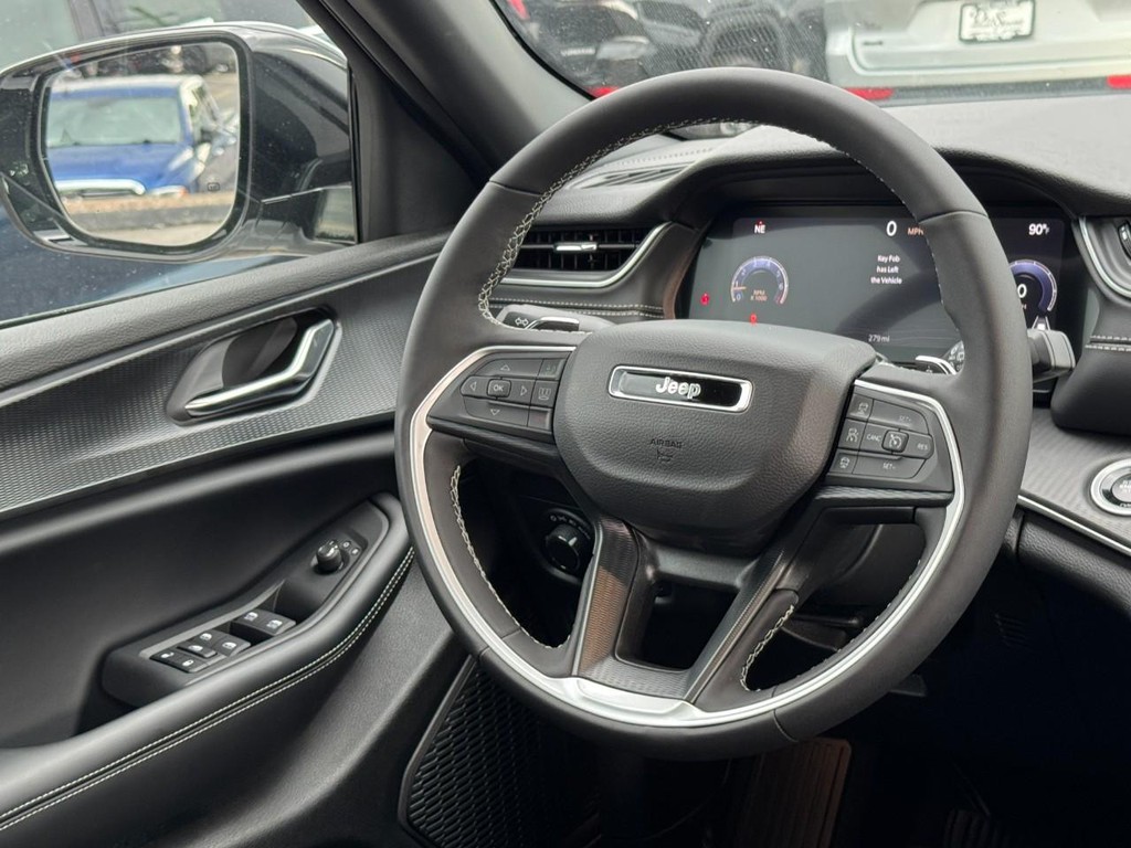 Jeep Grand Cherokee Vehicle Full-screen Gallery Image 08