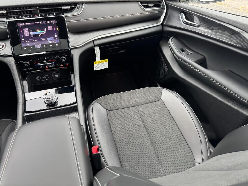 Jeep Grand Cherokee Vehicle Full-screen Gallery Image 11