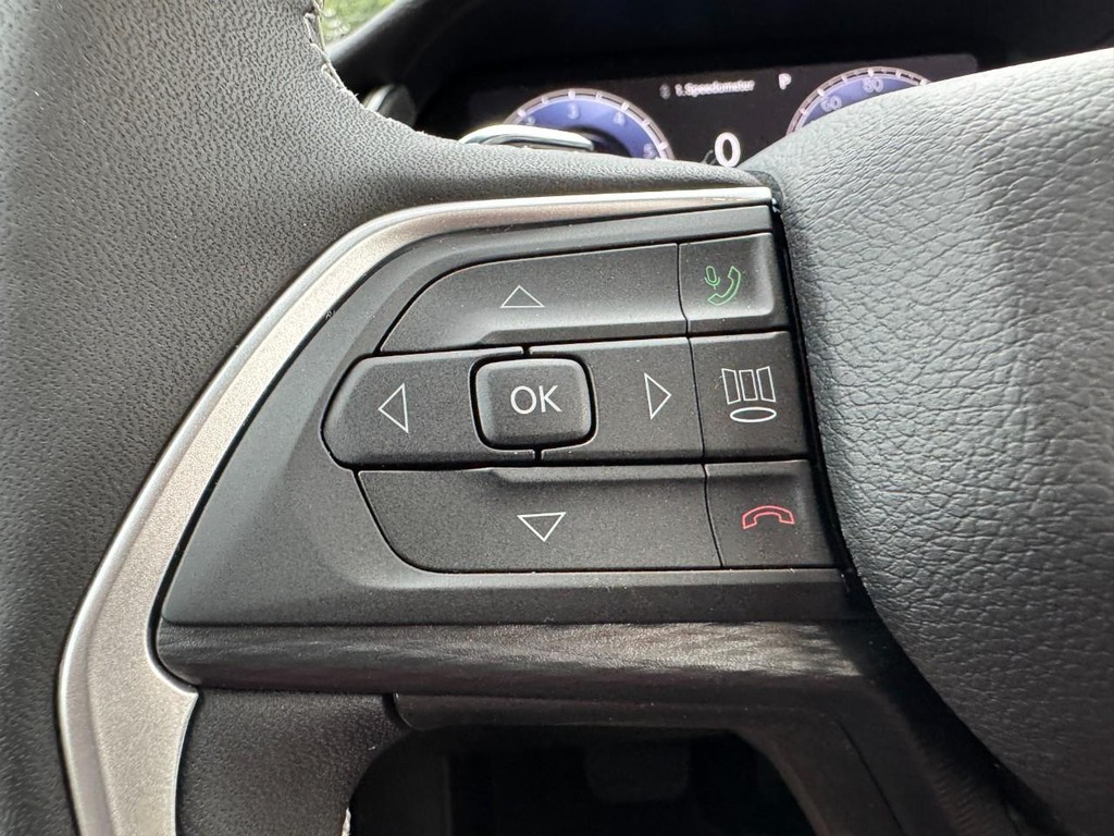 Jeep Grand Cherokee Vehicle Full-screen Gallery Image 12