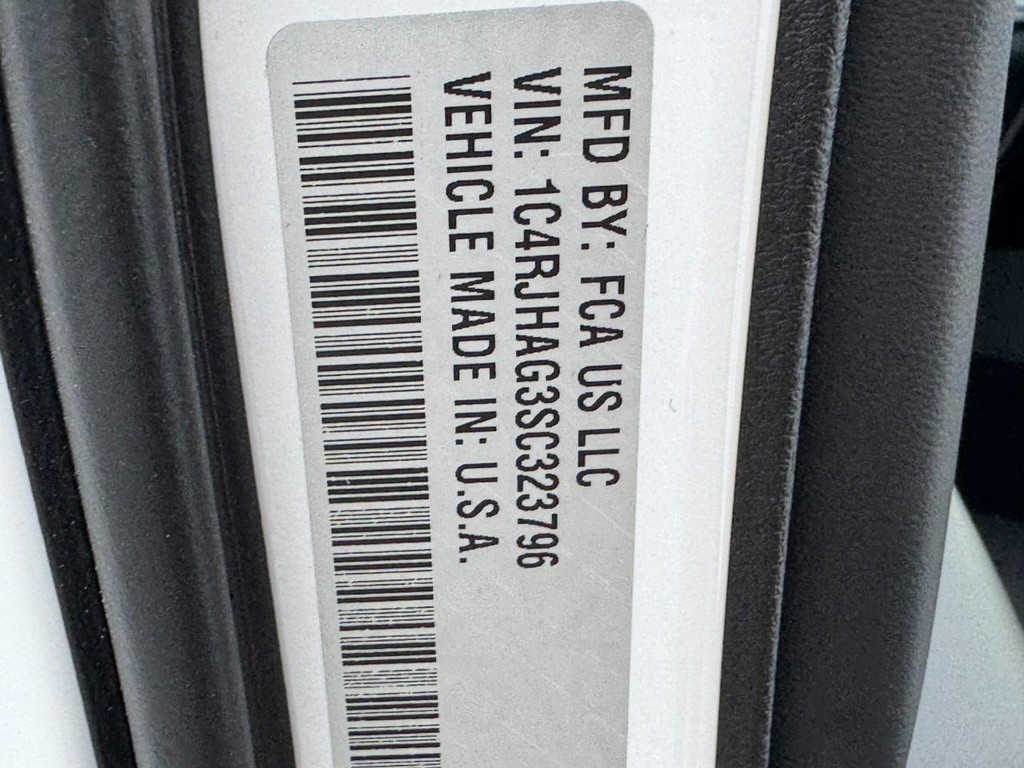 Jeep Grand Cherokee Vehicle Full-screen Gallery Image 19