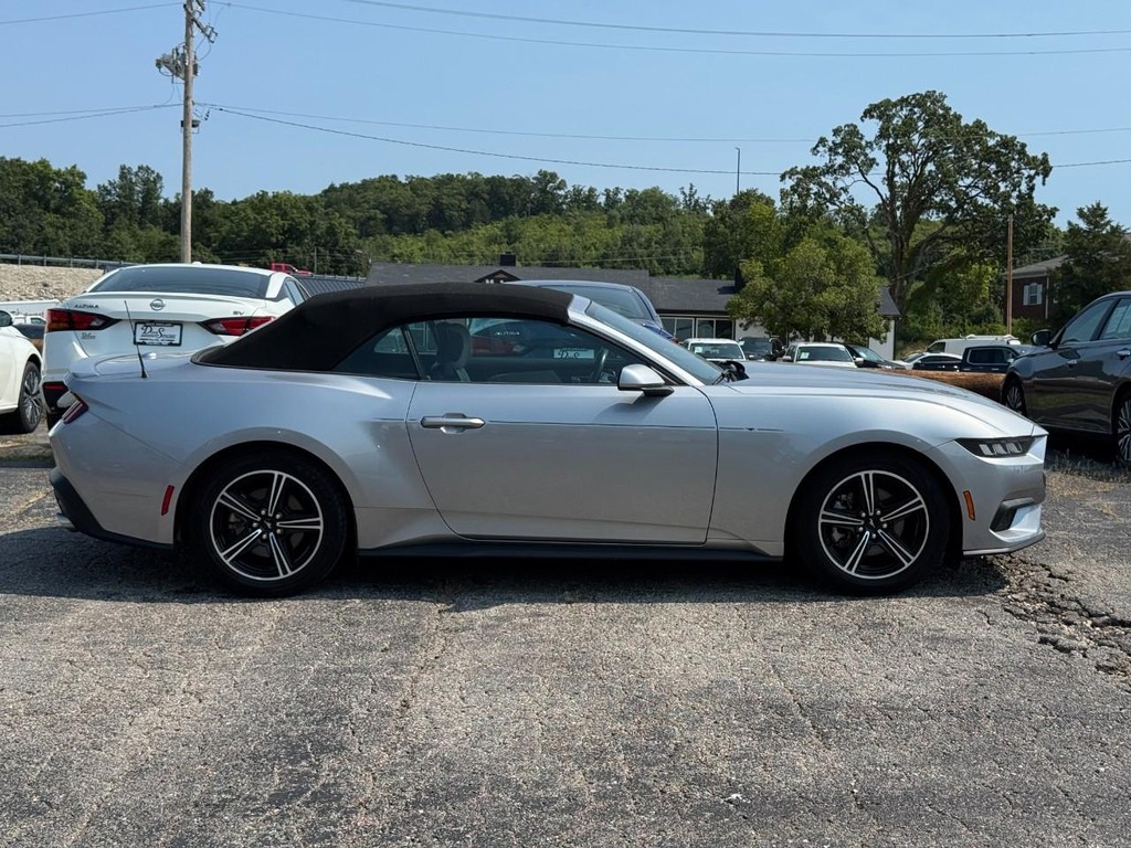 Ford Mustang Vehicle Full-screen Gallery Image 02
