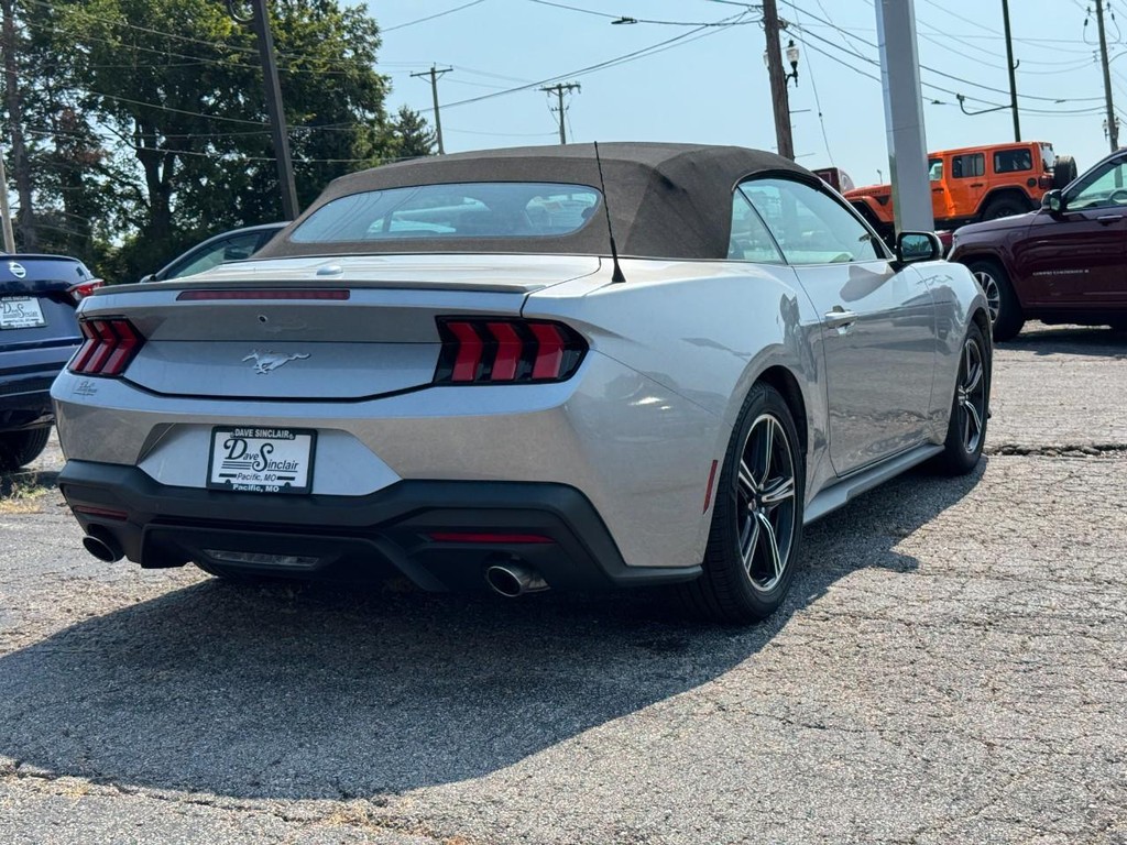 Ford Mustang Vehicle Full-screen Gallery Image 03