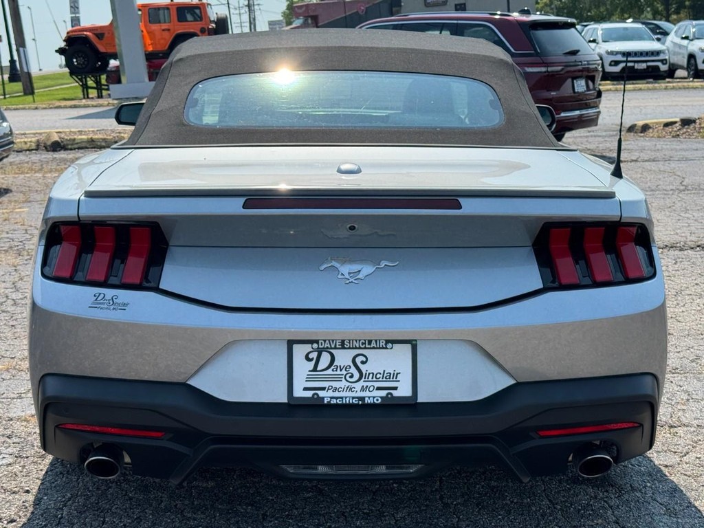 Ford Mustang Vehicle Full-screen Gallery Image 10