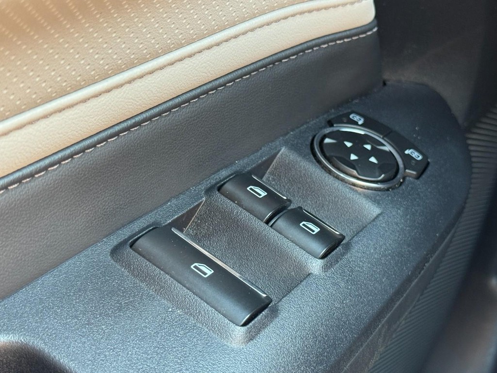 Ford Mustang Vehicle Full-screen Gallery Image 27