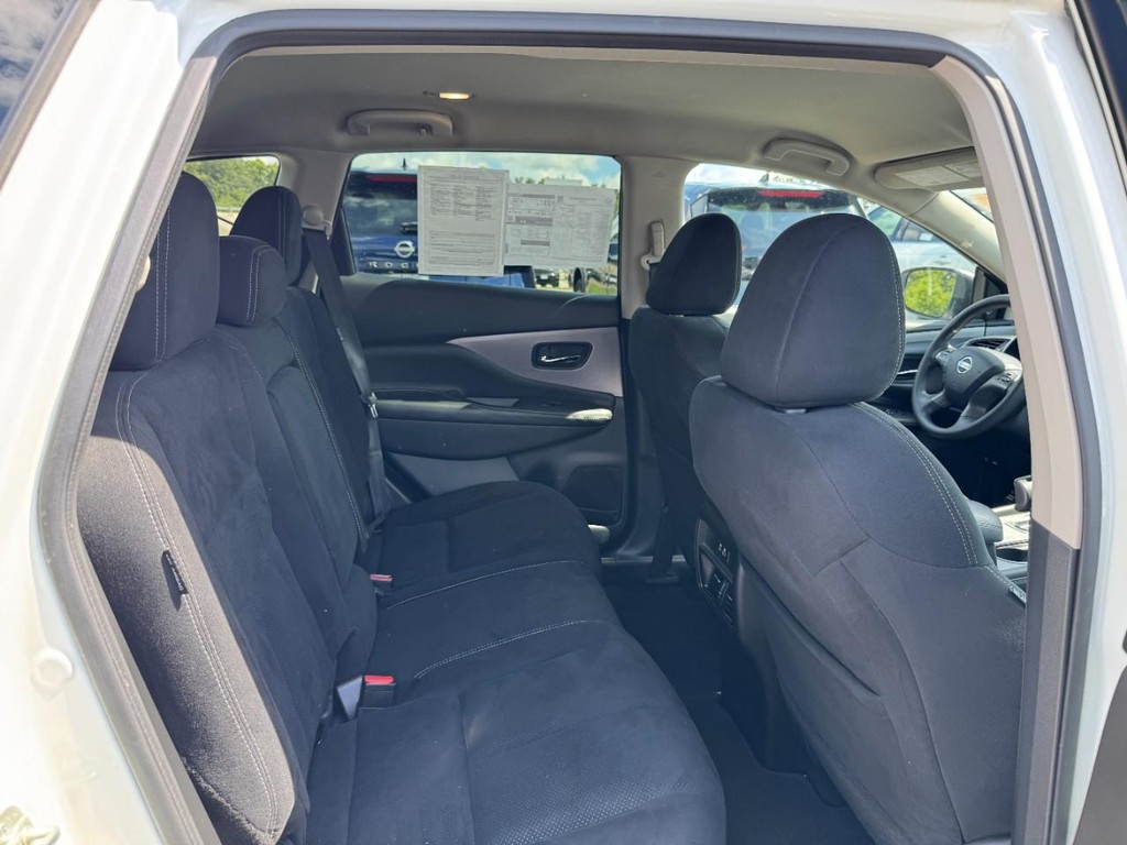 Nissan Murano Vehicle Full-screen Gallery Image 10