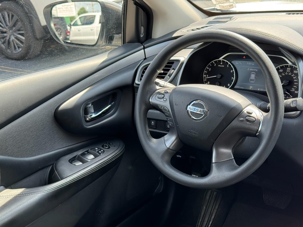 Nissan Murano Vehicle Full-screen Gallery Image 12