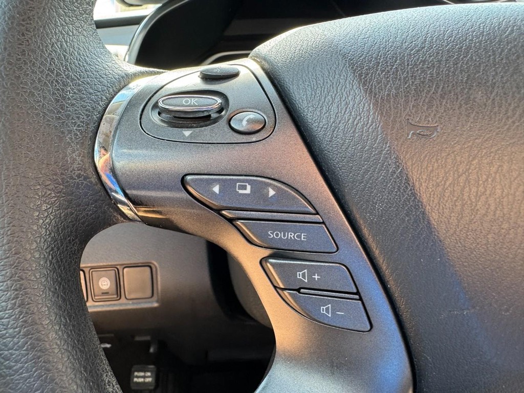 Nissan Murano Vehicle Full-screen Gallery Image 16