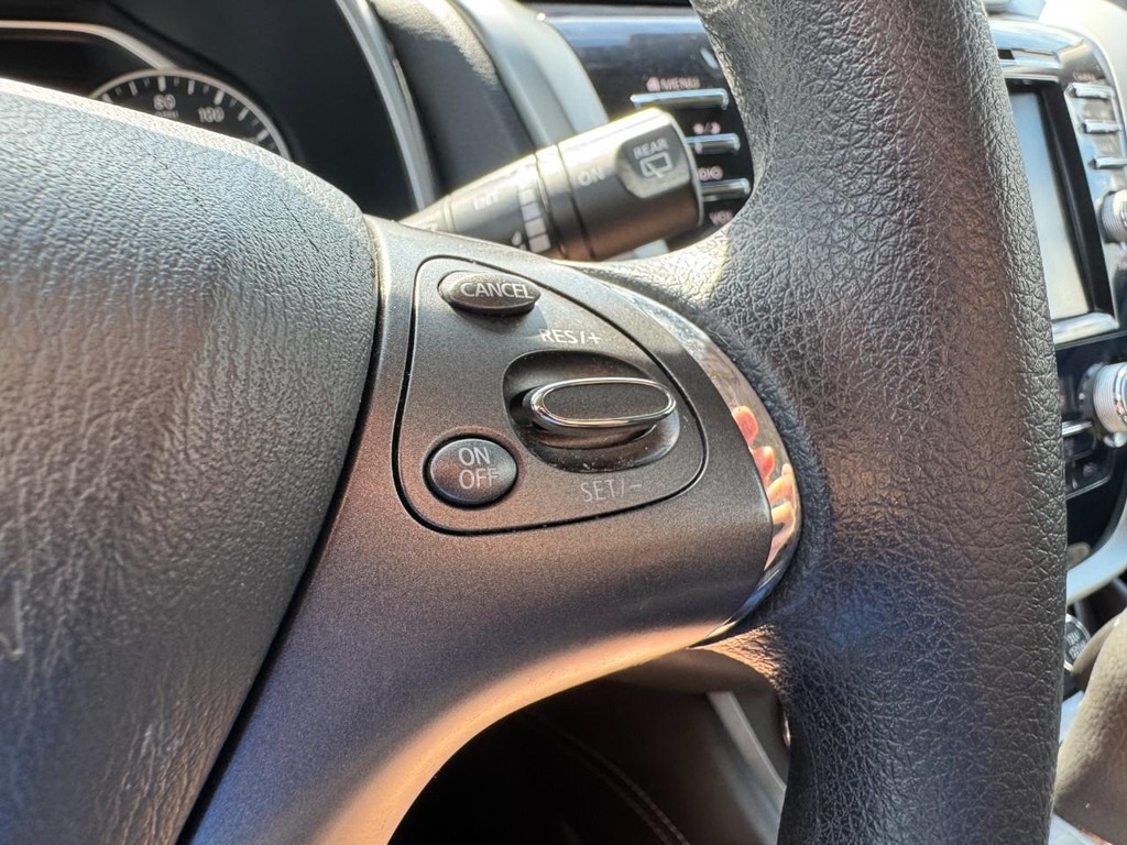 Nissan Murano Vehicle Full-screen Gallery Image 17