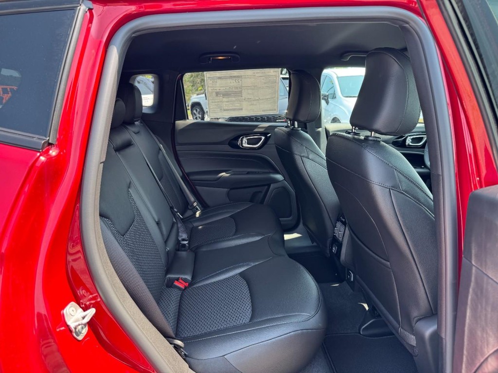 Jeep Compass Vehicle Full-screen Gallery Image 05