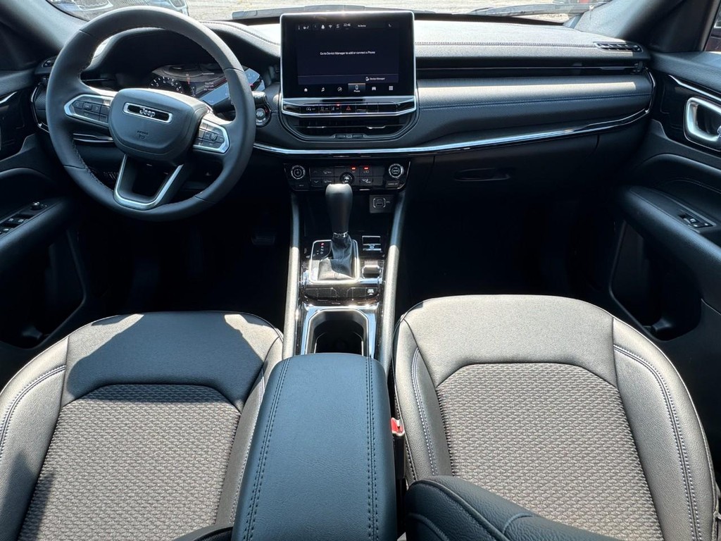 Jeep Compass Vehicle Full-screen Gallery Image 06