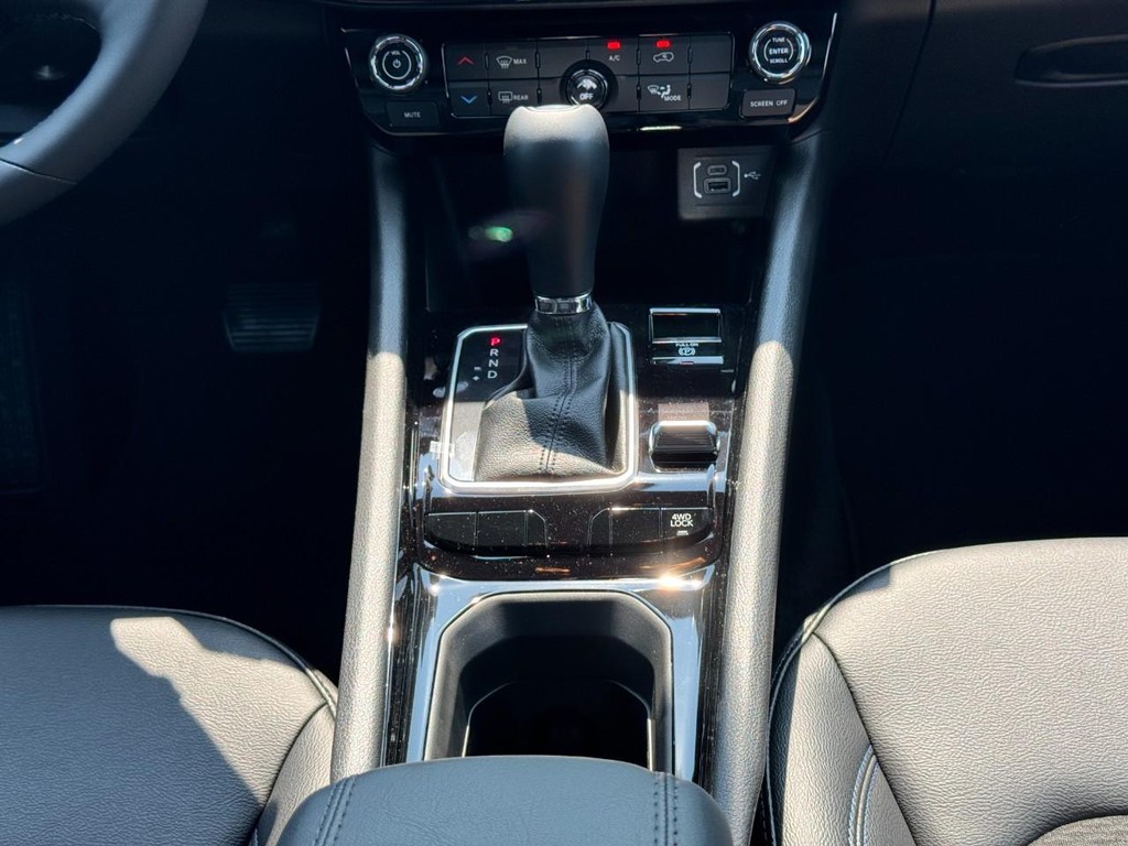 Jeep Compass Vehicle Full-screen Gallery Image 09