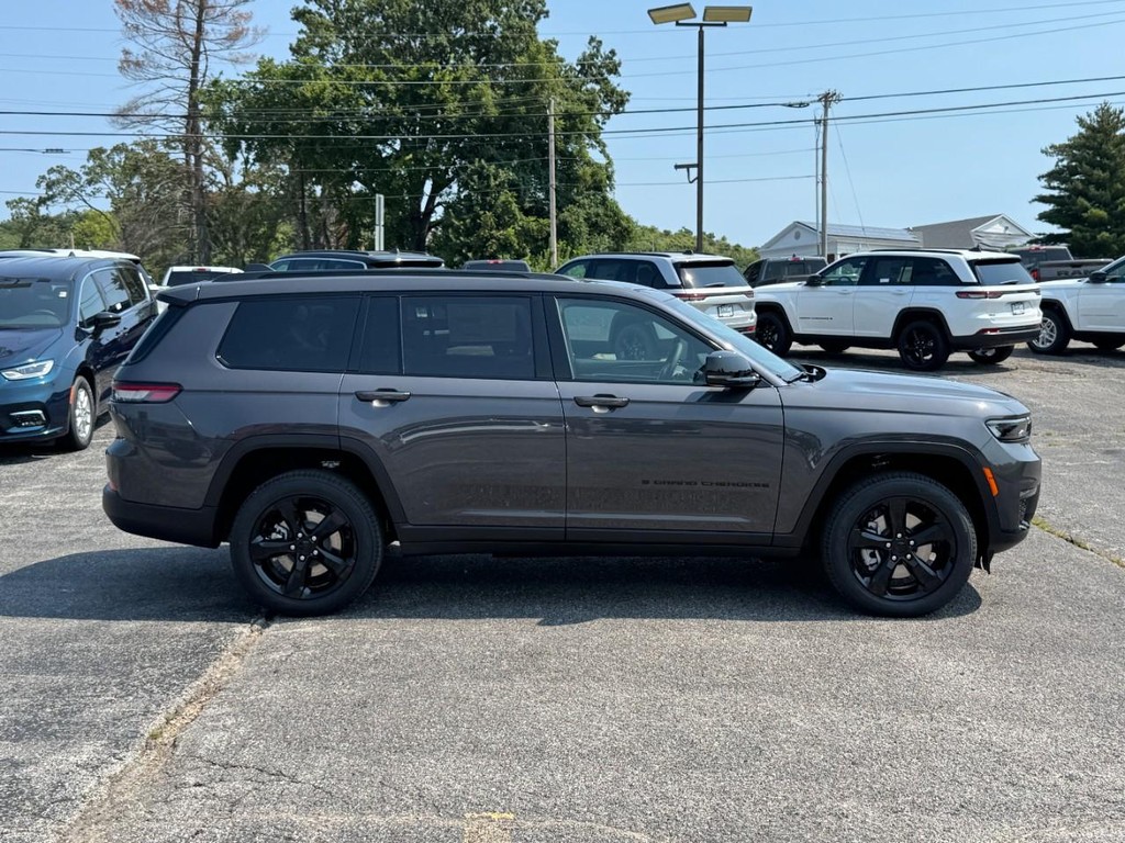 Jeep Grand Cherokee L Vehicle Full-screen Gallery Image 02