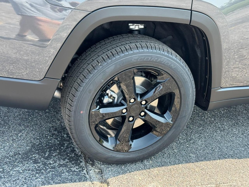 Jeep Grand Cherokee L Vehicle Full-screen Gallery Image 04