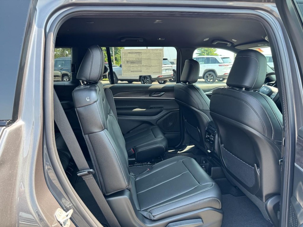 Jeep Grand Cherokee L Vehicle Full-screen Gallery Image 05