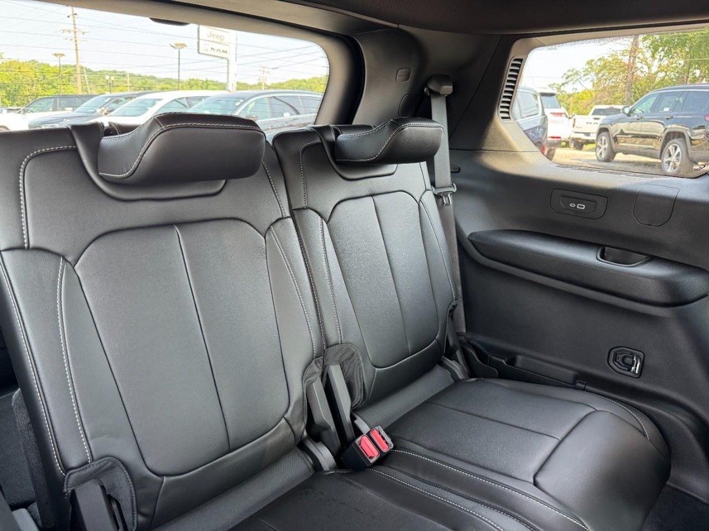 Jeep Grand Cherokee L Vehicle Full-screen Gallery Image 06