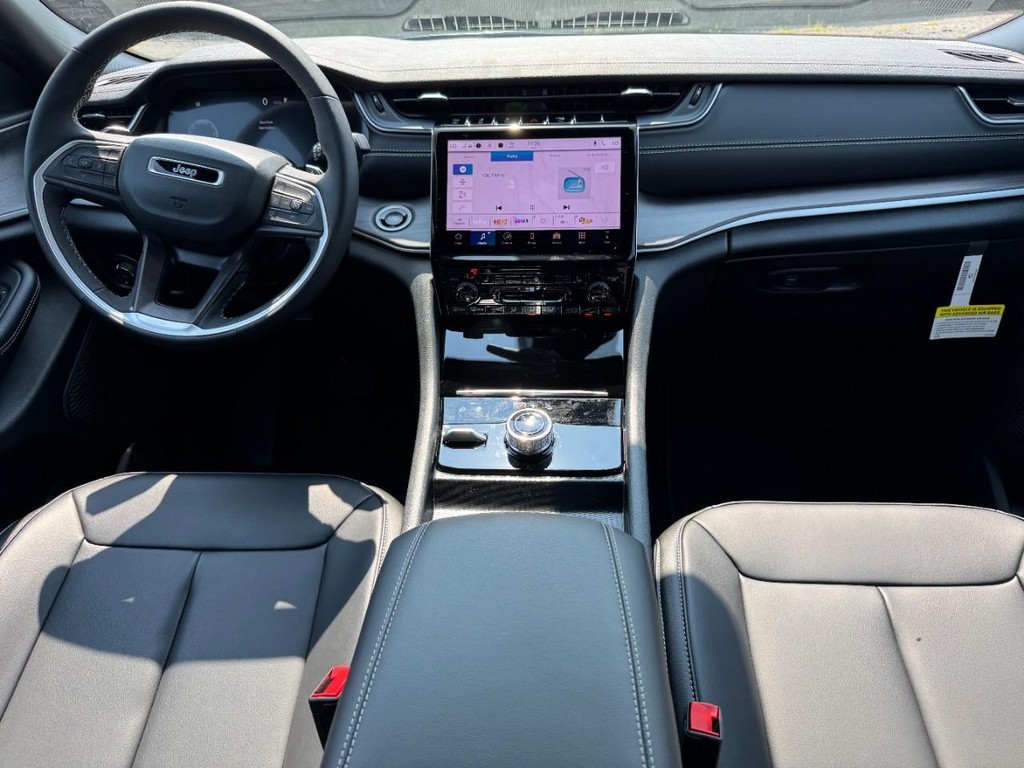 Jeep Grand Cherokee L Vehicle Full-screen Gallery Image 07