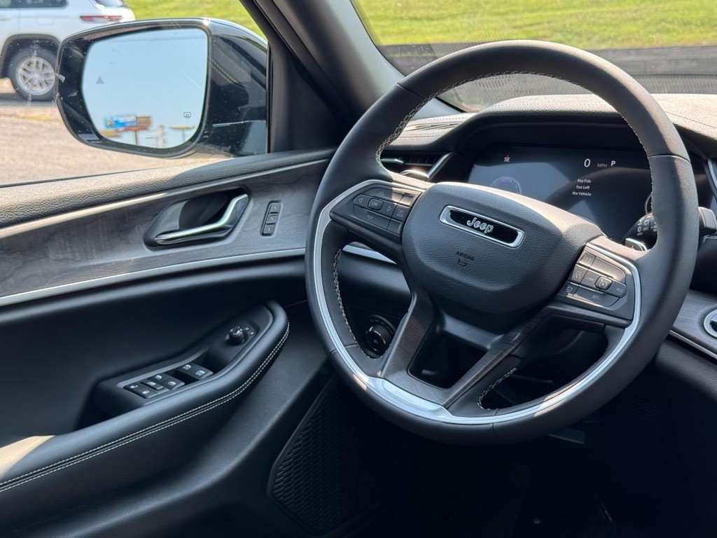 Jeep Grand Cherokee L Vehicle Full-screen Gallery Image 08