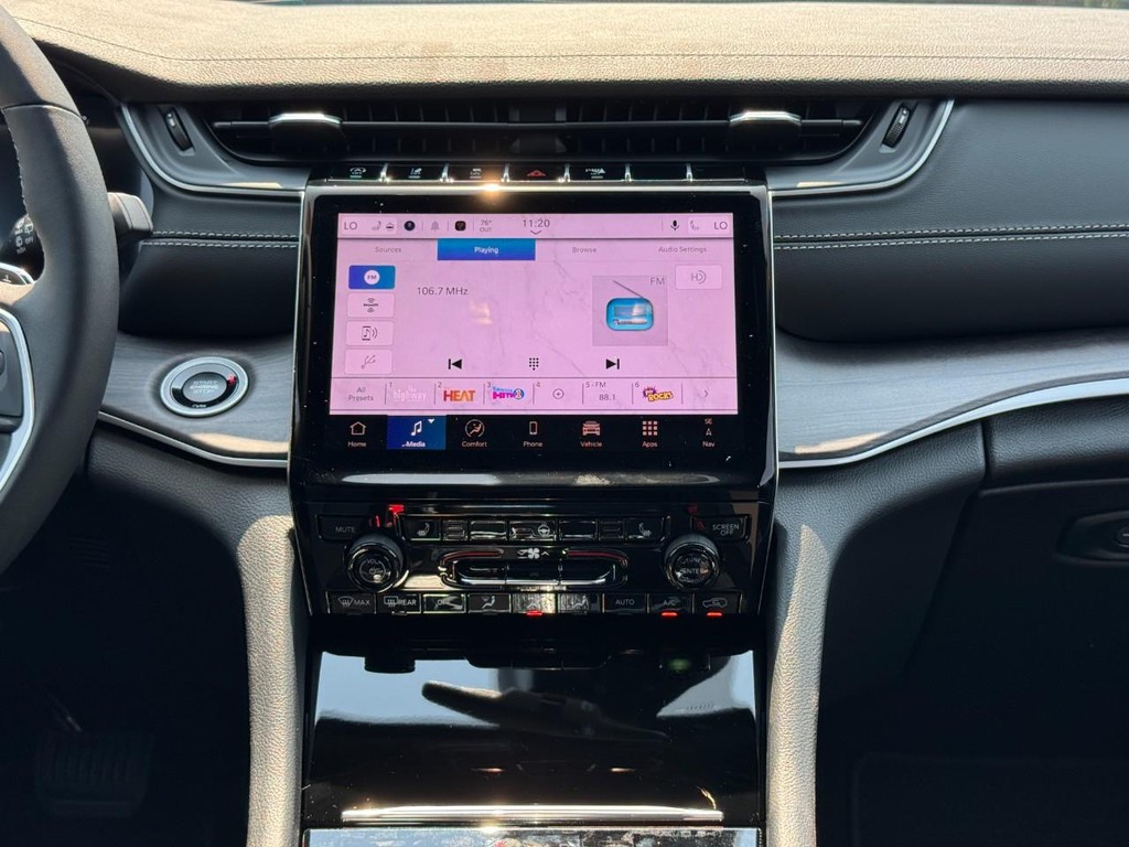 Jeep Grand Cherokee L Vehicle Full-screen Gallery Image 09