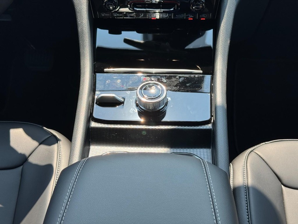 Jeep Grand Cherokee L Vehicle Full-screen Gallery Image 10