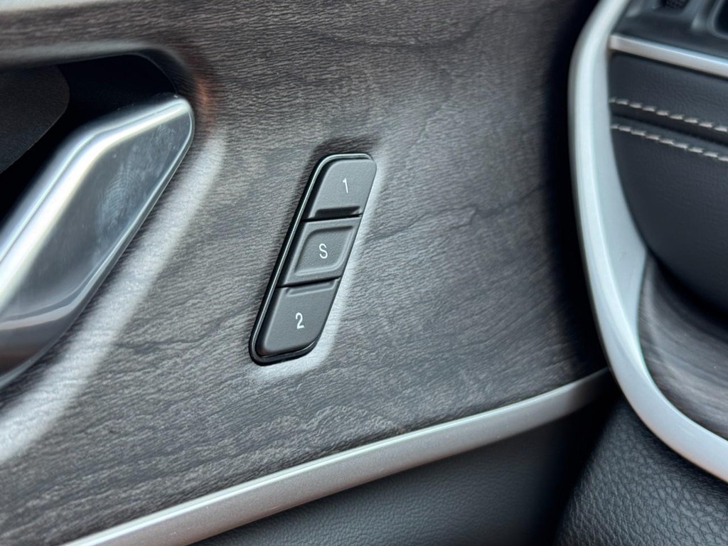 Jeep Grand Cherokee L Vehicle Full-screen Gallery Image 11