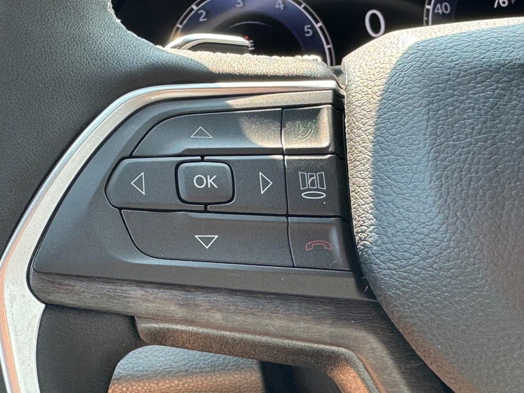 Jeep Grand Cherokee L Vehicle Full-screen Gallery Image 12