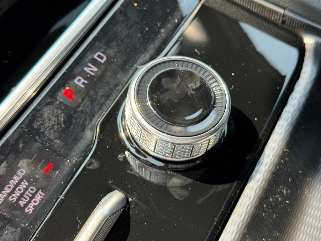 Jeep Grand Cherokee L Vehicle Full-screen Gallery Image 14