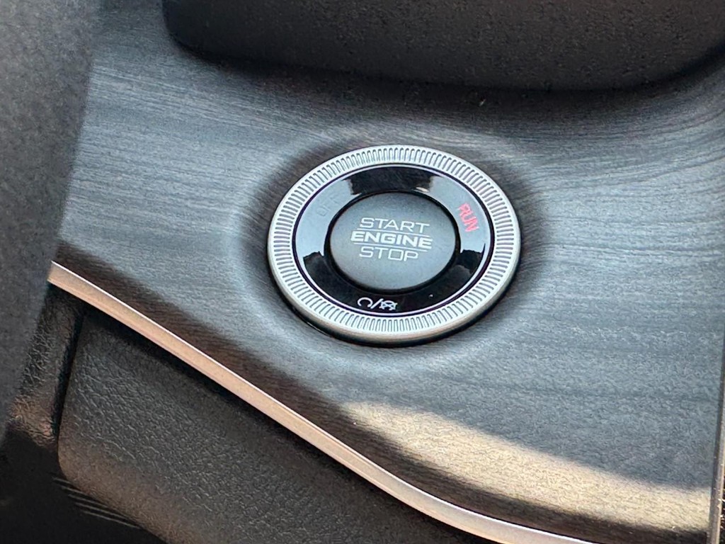 Jeep Grand Cherokee L Vehicle Full-screen Gallery Image 18