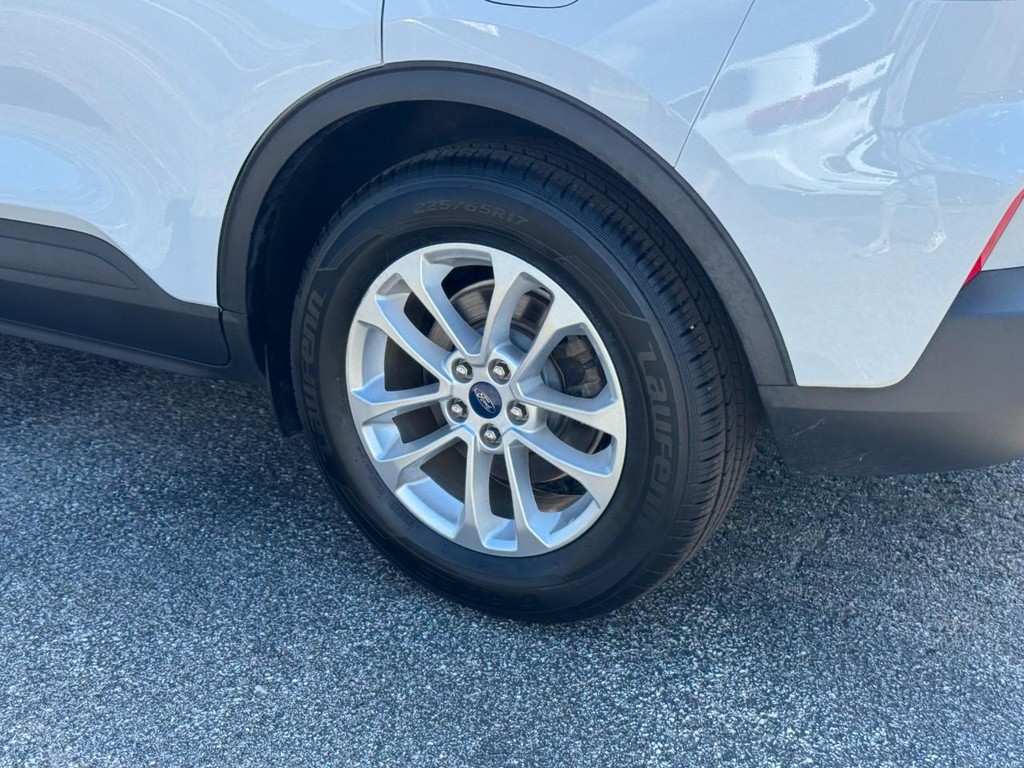 Ford Escape Vehicle Full-screen Gallery Image 05