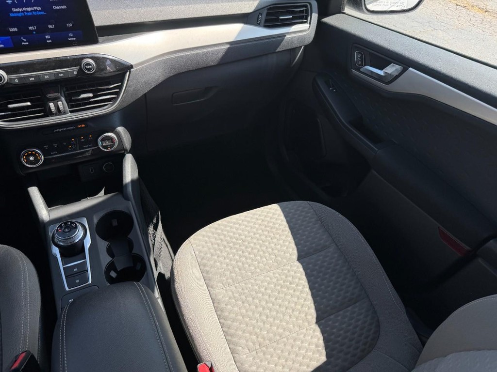 Ford Escape Vehicle Full-screen Gallery Image 15