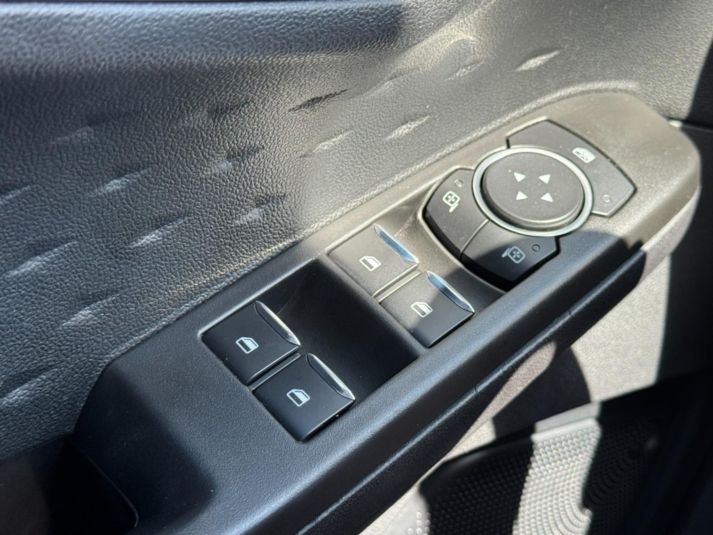 Ford Escape Vehicle Full-screen Gallery Image 23