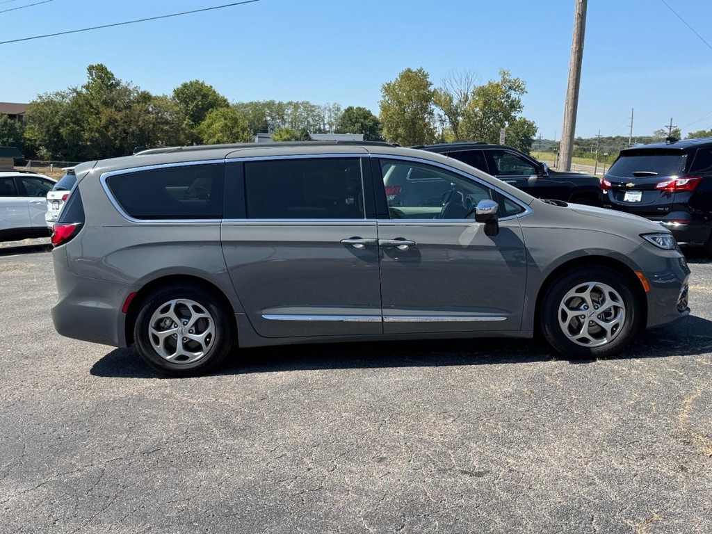 Chrysler Pacifica Vehicle Full-screen Gallery Image 02