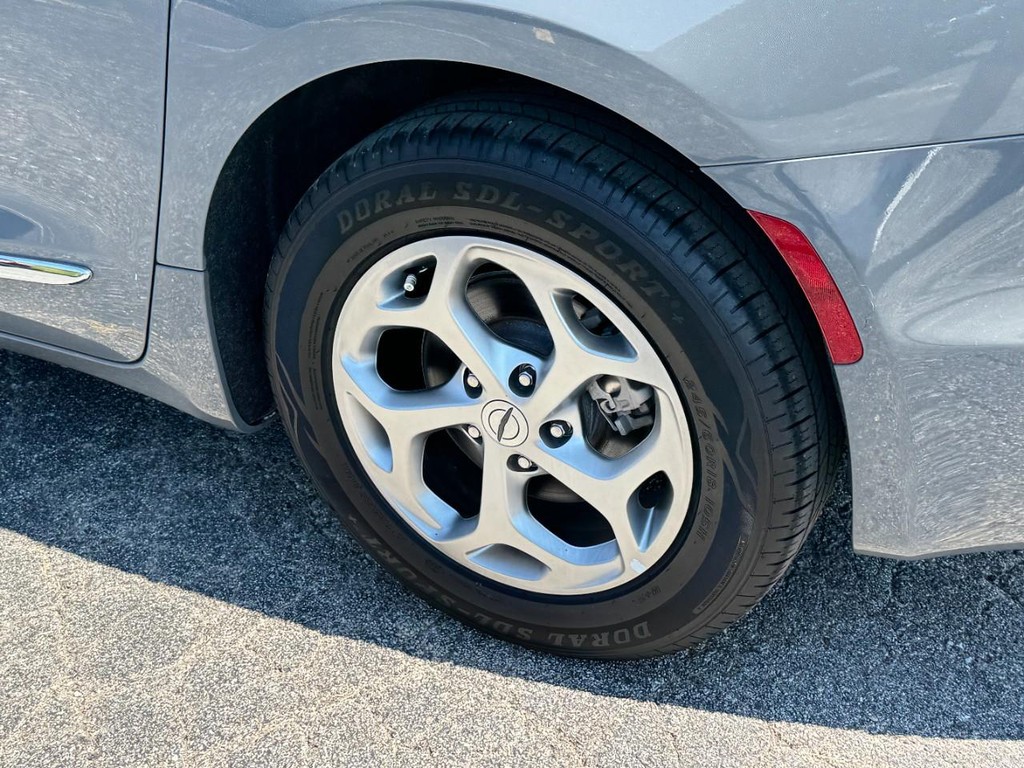 Chrysler Pacifica Vehicle Full-screen Gallery Image 05