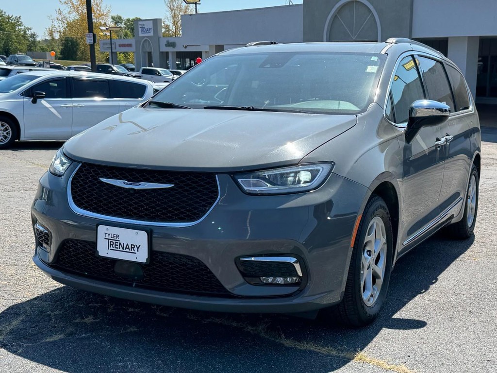 Chrysler Pacifica Vehicle Full-screen Gallery Image 06