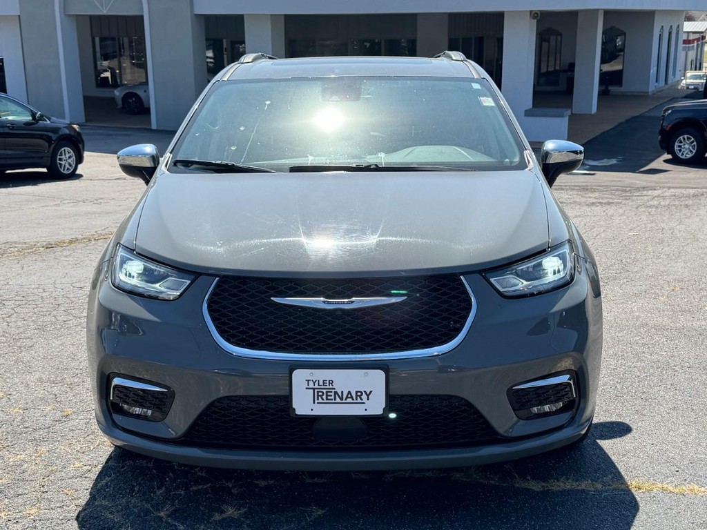 Chrysler Pacifica Vehicle Full-screen Gallery Image 07