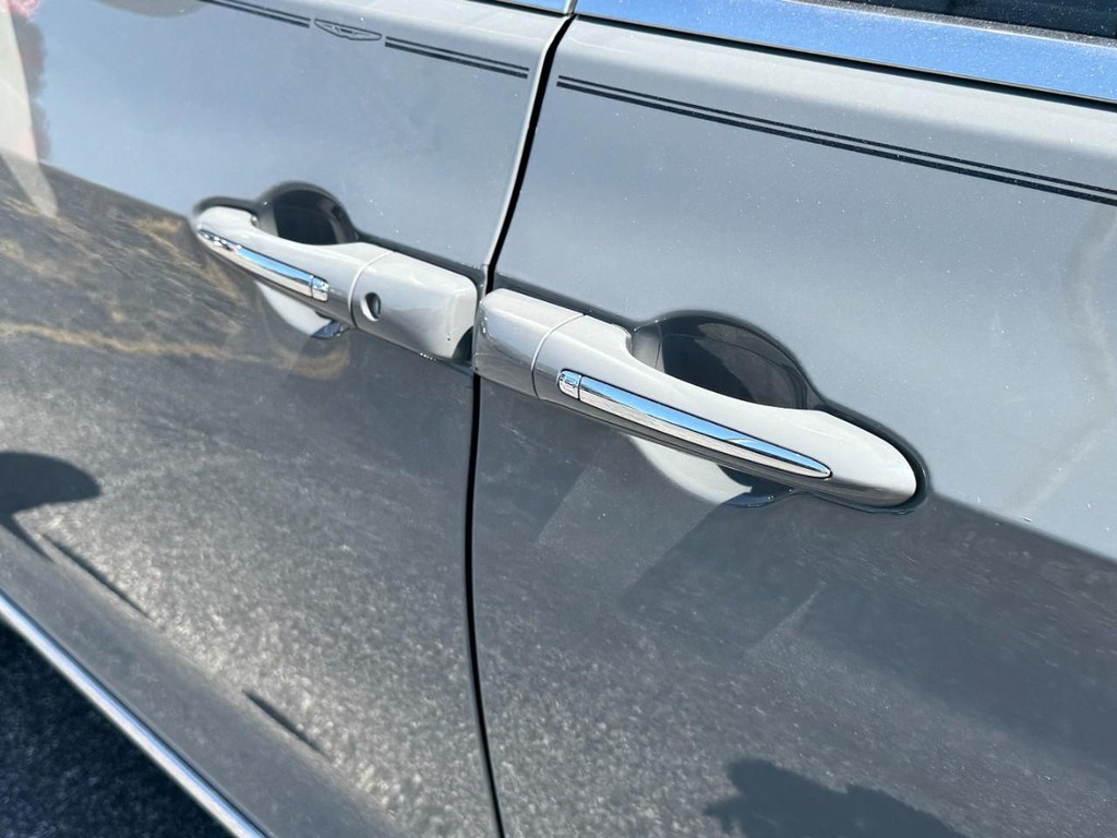 Chrysler Pacifica Vehicle Full-screen Gallery Image 08