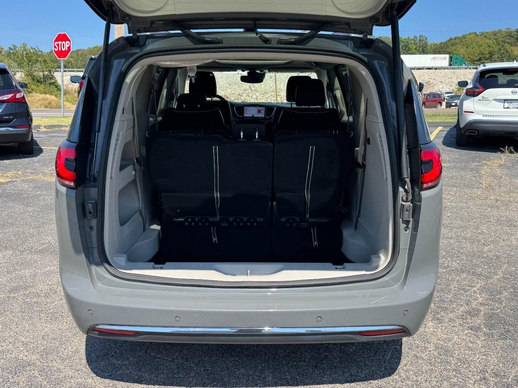 Chrysler Pacifica Vehicle Full-screen Gallery Image 11