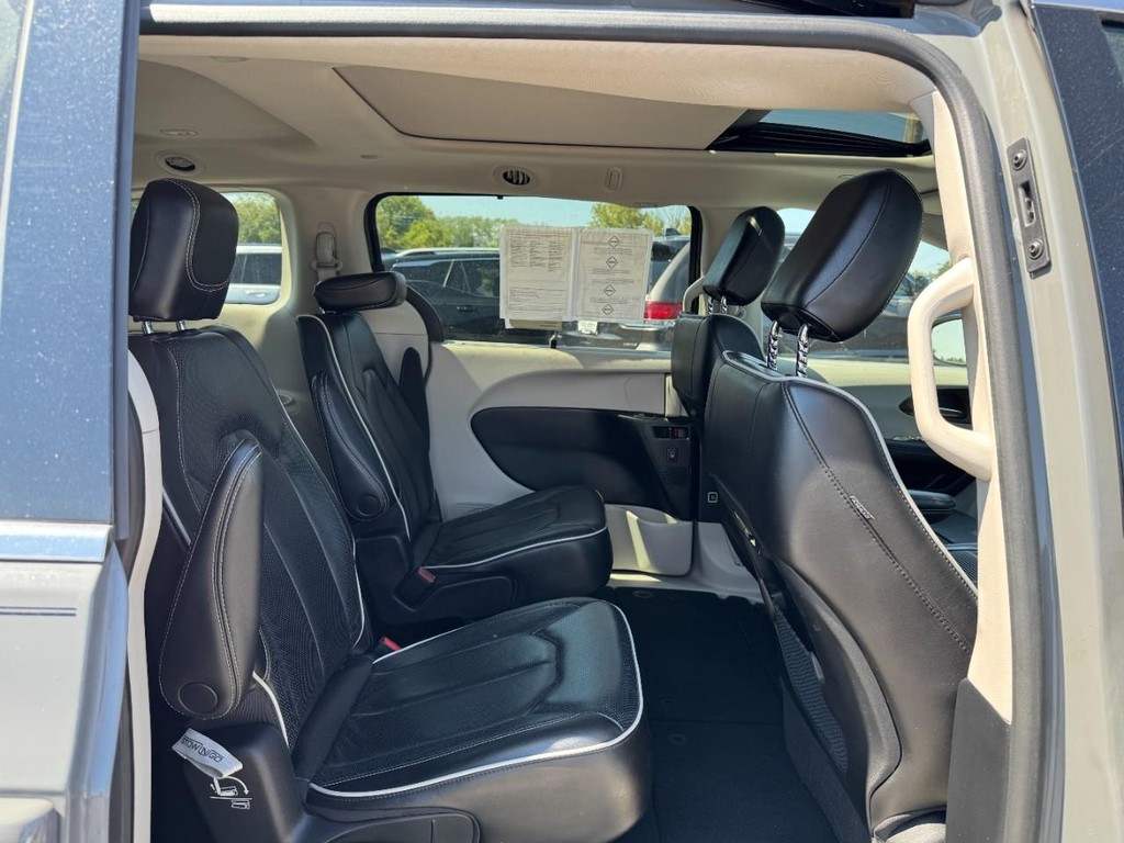 Chrysler Pacifica Vehicle Full-screen Gallery Image 12