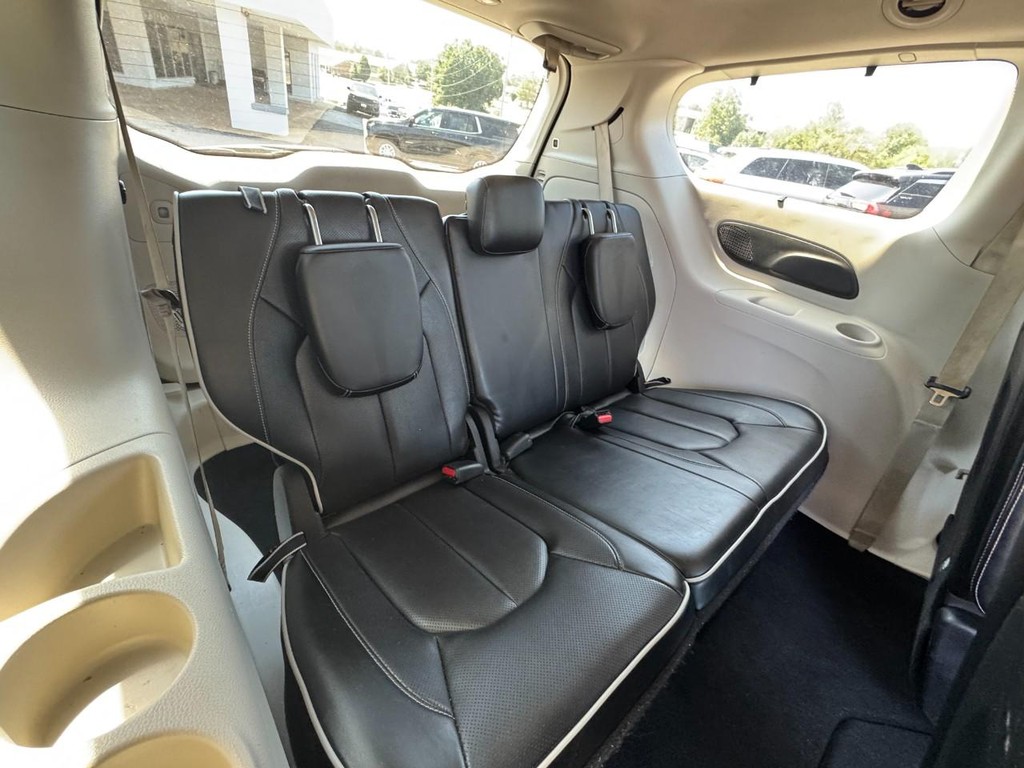 Chrysler Pacifica Vehicle Full-screen Gallery Image 13