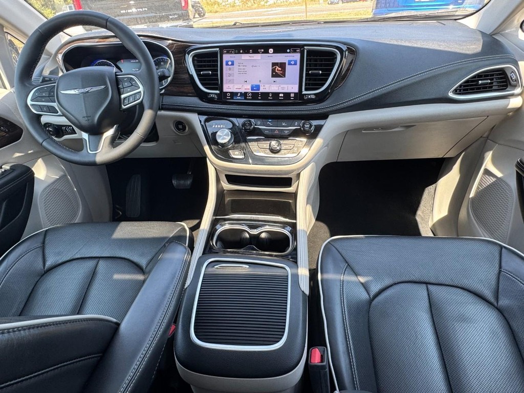 Chrysler Pacifica Vehicle Full-screen Gallery Image 14