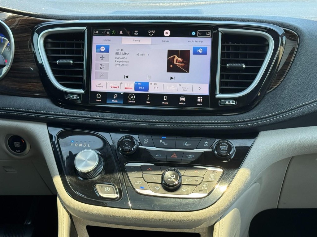 Chrysler Pacifica Vehicle Full-screen Gallery Image 16